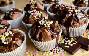 6 Passos Simples de Como Fazer Cupcakes de Chocolate Fofinhos e Deliciosos